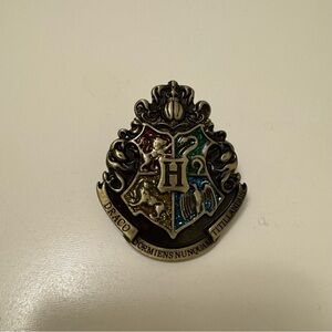 Harry Potter Wizarding World Universal Pin - Hogwarts Crest and Ravenclaw